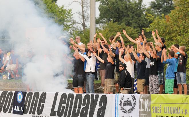 Navijaška skupina Gorgone bo tudi spomladi glasna spodbuda za nogometaše Nafte. Foto: Jure Banfi
