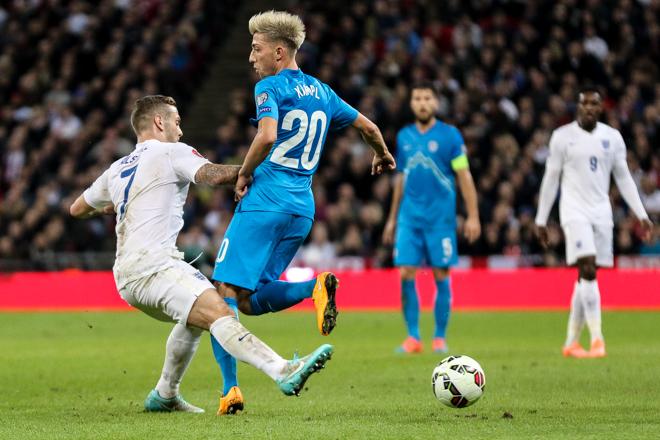 Novembra je članska izbrana vrsta v sklopu četrtega kroga kvalifikacij za EURO 2016 gostovala na londonskem Wembleyju. Slovenci so v drugem polčasu celo povedli, a s tem le razjarili domače, ki so srečanje hitro preobrnili v svojo korist. Gostovanje v angleški prestolnici je bilo prelomno tudi za SNPortal, saj smo se prvič v nekaj manj kot dveletnem delovanju portala udeležili gostovanja izven slovenskih meja.