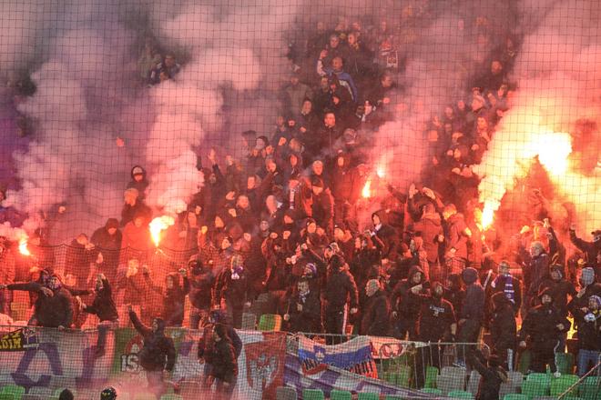 Bolj kot sodniki, so Pušnika zmotile bakle, ki so končale na igrišču. (Foto: Aleš Cipot)