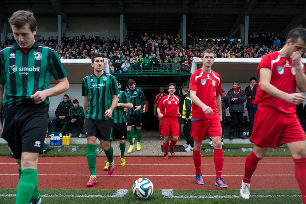 Ne le na igrišču, pestro bo tudi na prenapolnjeni tribuni. (Foto: Tomaž Zupan)