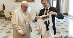 Papež za 86. rojstni dan prejel dres slovenskega reprezentanta