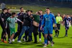 FOTO: Nov fizični napad navijača na igralca nasprotne ekipe, kako bo disciplinski sodnik reagiral tokrat?