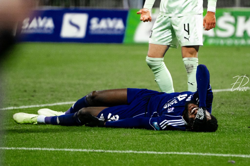 Derbi prinesel visok račun: Tetteh po poškodbi pred dolgim okrevanjem